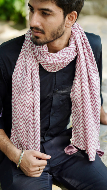 Zigzag pattern scarf